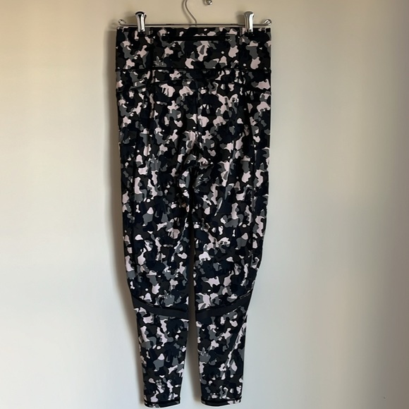 Sweaty Betty Zero Gravity 7/8 Running Leggings - Size S - Elephant Camo Print - Picture 8 of 8